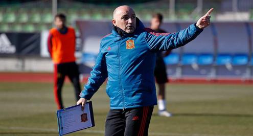 مدرب اسبانيا السابق ليلا كورة: قطر ستنجح في استضافتها للمونديال.. والتفاصيل الصغيرة ستحسم بطل العالم